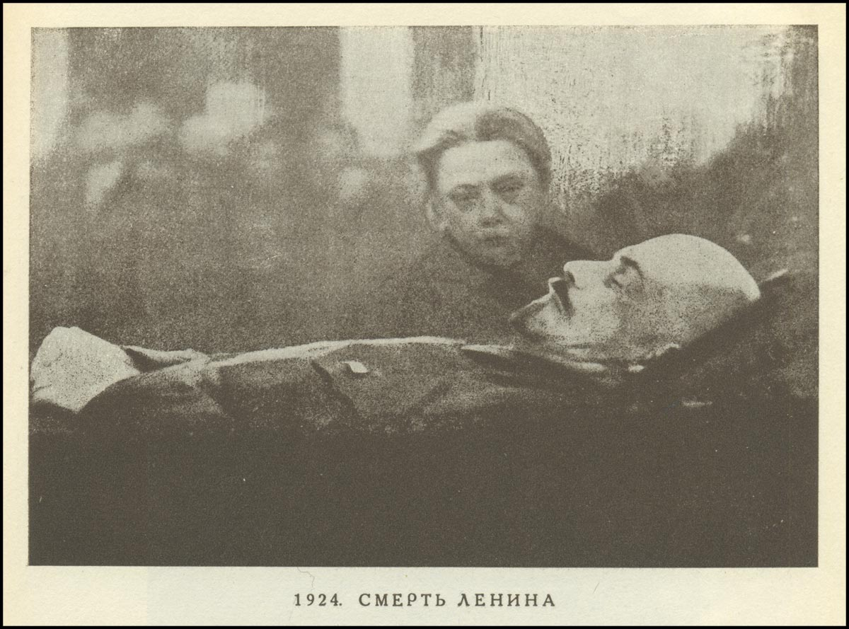 Надежда Крупская у гроба Ленина. Фотография из открытого источника