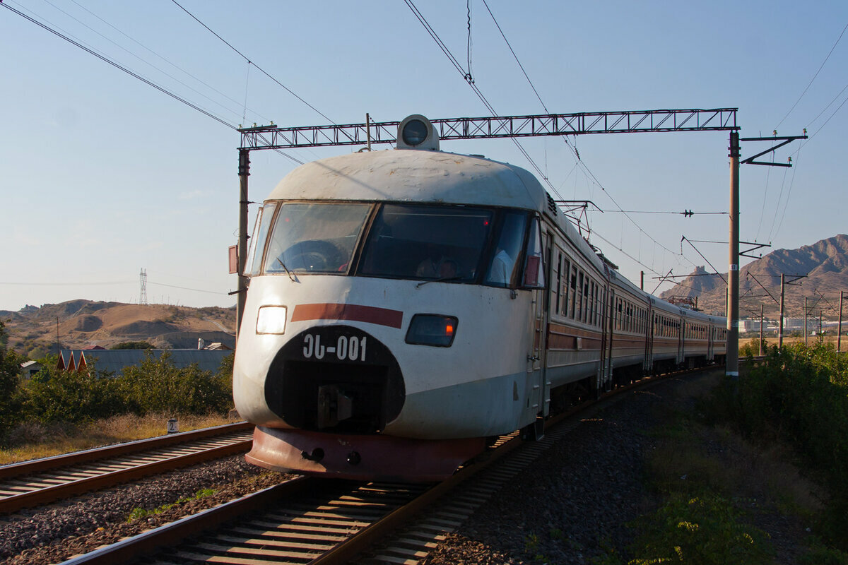 Лицо старой электрички, когда из неё решили сделать пародию на "Сапсан". Кстати, сделана эта "поделка" в 2006 году.