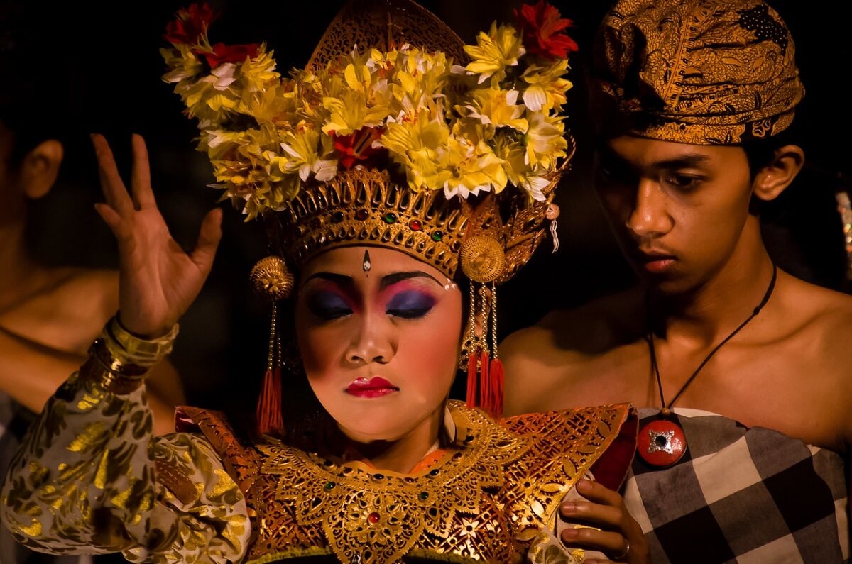Театр на бали. Театр Бали. Фольклорный театр на Бали. Остров Бали театр. Образ артиста.