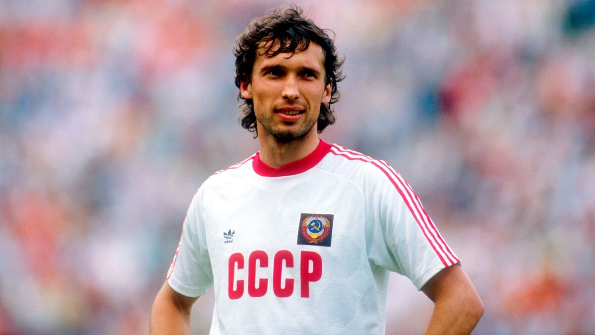 Олег ПРотасов - советский футболист, футбольный тренер. 
Один из лучших нападающих советского футбола. Заслуженный мастер спорта СССР (1988). Единственный советский футболист номинант награды УЕФА «Золотая бутса» («Серебряная бутса» за 2-е место в сезоне 1985/86)