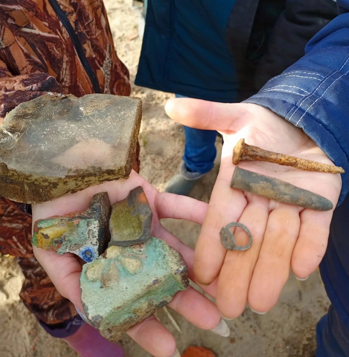 Камни,осколки,патрон,огромный гвоздь. 