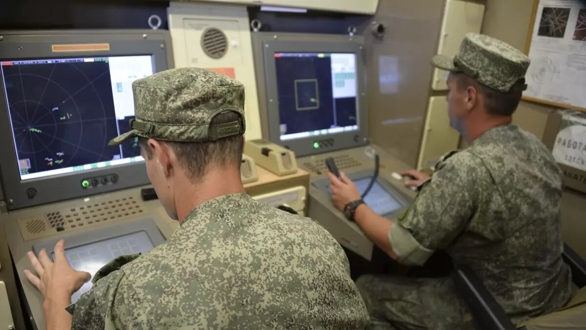     В Ростове местные жители сообщили о звуке взрыва в небе над городом, свои комментарии они пишут в социальных сетях.