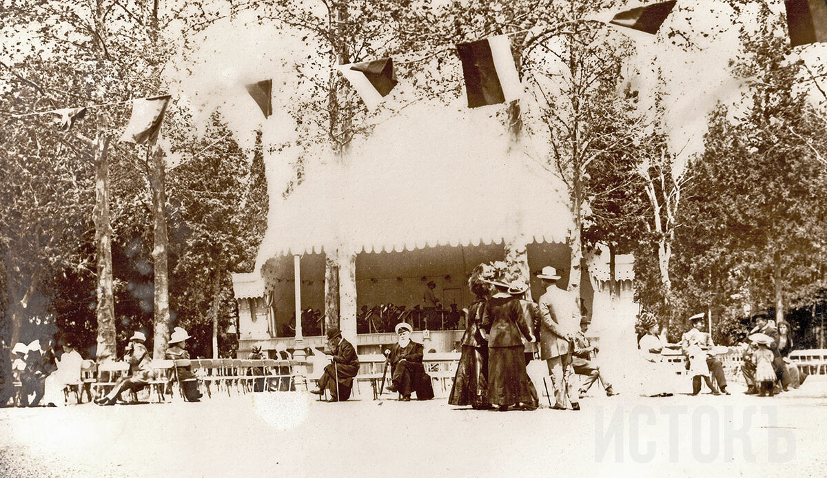 Оркестровая сцена в городском саду г. Ялты