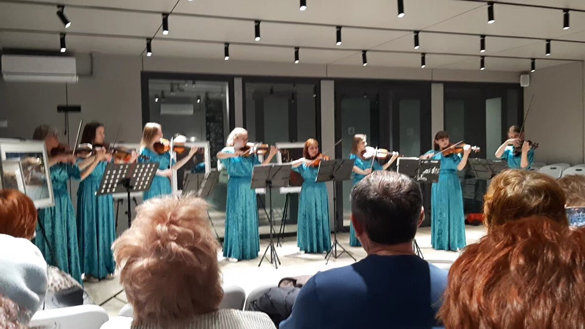 Фото с видео. Моя племянница вторая справа