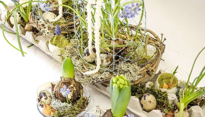 Пасхальные цветочные композиции – это неотъемлемая часть праздника Пасхи. В них отображаются символы и традиции этого священного дня. В композициях при использовании цветового декора проявляются смелые решения и оригинальные идеи. Цветовые сочетания символизируют силу веры, надежды, любви и смирения. Пасхальная цветочная композиция не только служит символом весны, но также символизирует воскрешение. Она олицетворяет радость, наступающую с приходом нового времени, и передает эту радость всем присутствующим.