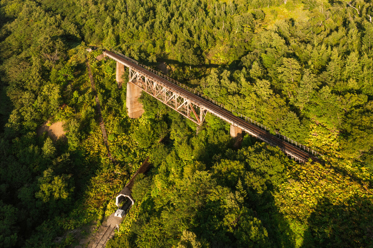 Чертов мост и нижняя противолавинная галерея спирали. Фото автора.