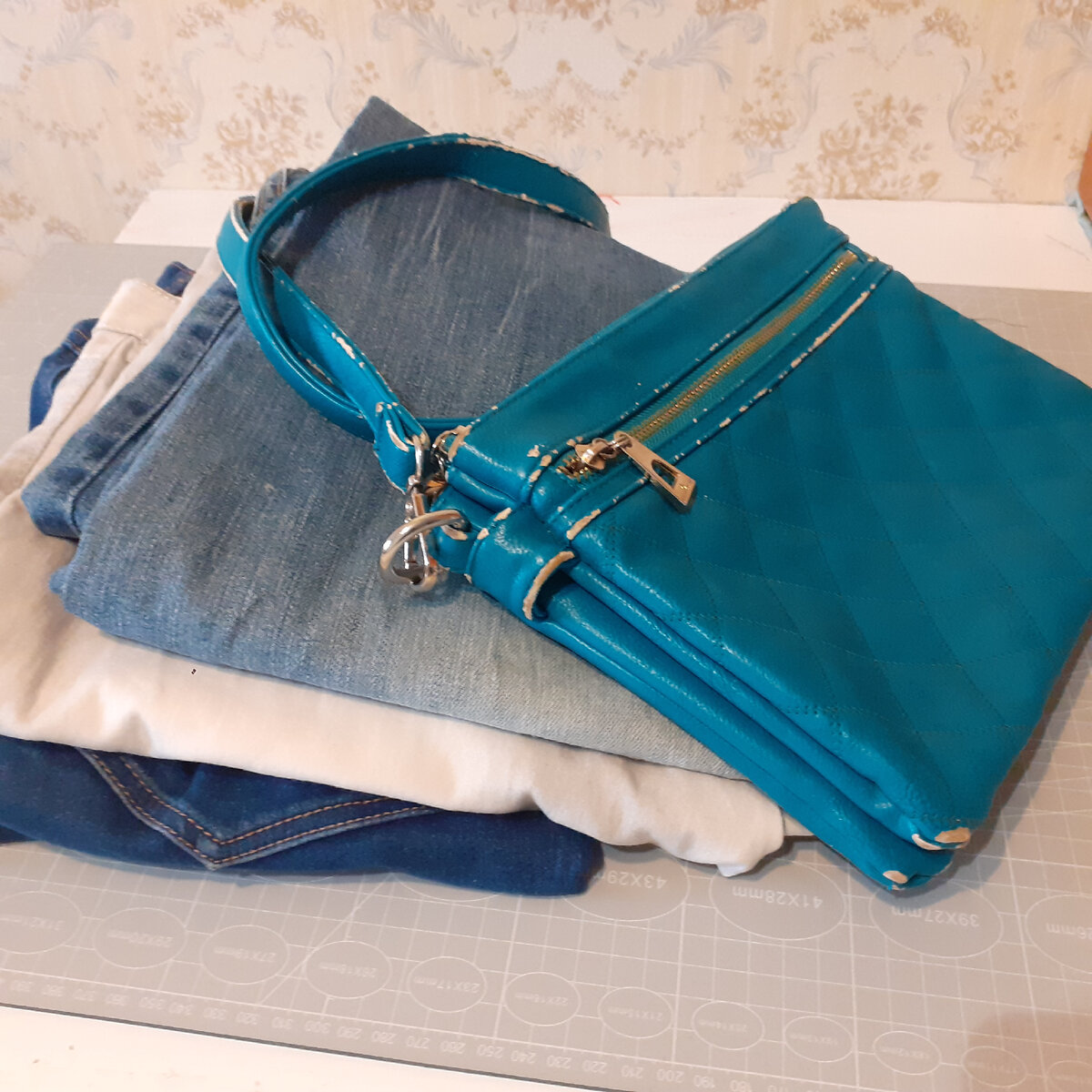 Фото автора. Три пары джинсов и сумочка. Форма сумки и сама конструкция понравились. Фурнитура в хорошем состоянии. Можно снять размеры и сшить такую же из ткани.