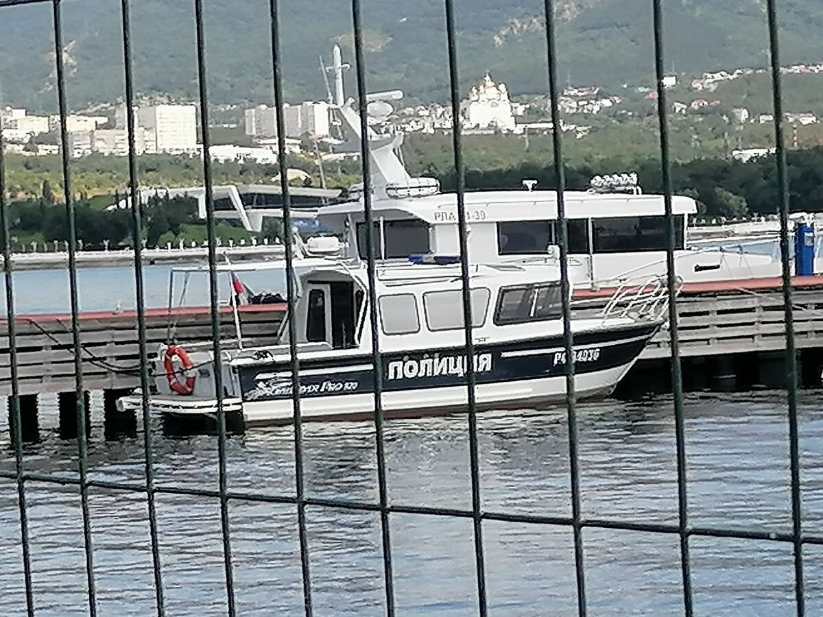 Полицейский катер на причале у Тонкого мыса.