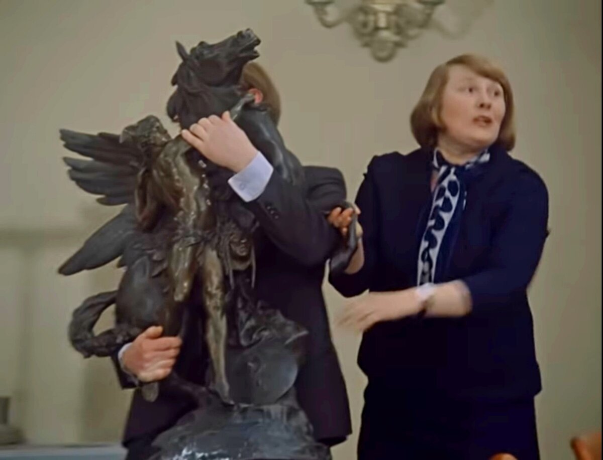 - Разрешите нам спрятать эту лошадь! Шура в курсе всех событий и дат. Прям как ВК. Фильм "Служебный роман" Скриншот. 