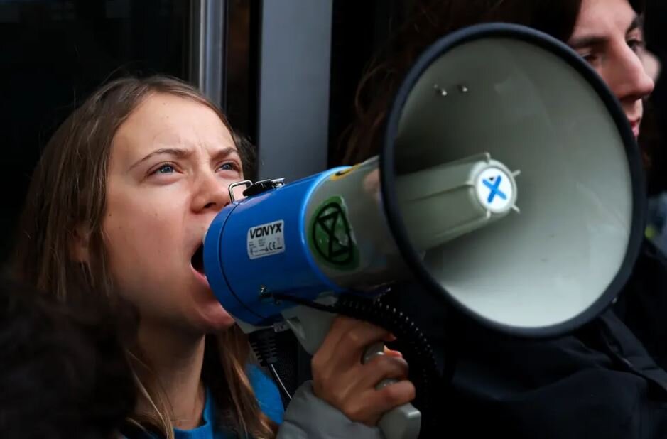 Параграфы школьных учебников, посвященных климатическому активизму Греты Тунберг, будет удалено из школьных учебников в Израиле, говорится в сообщении. Вот она перед выходными на демонстрации в Лондоне. Фото: ЭНДИ РЕЙН/EPA