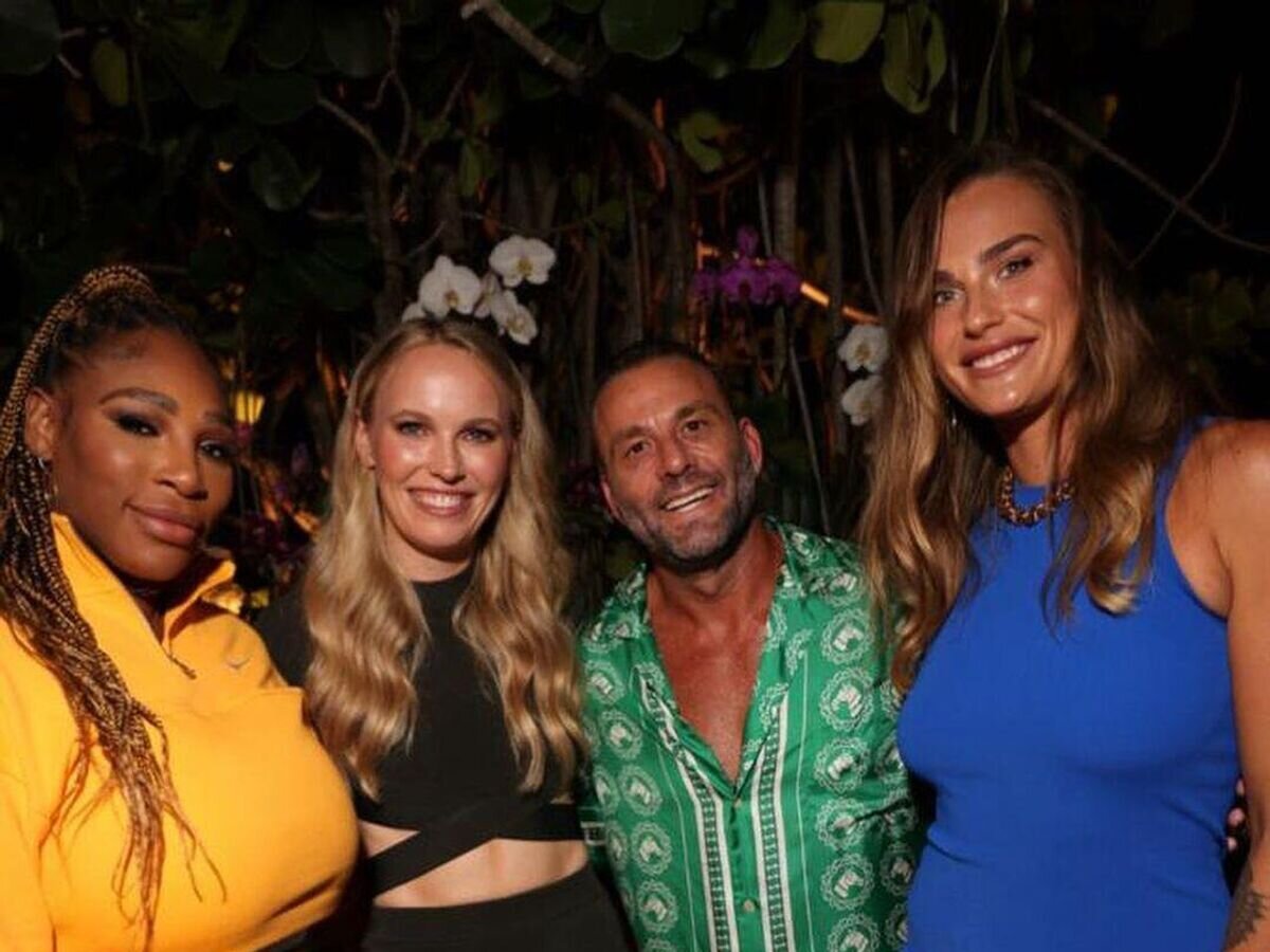    Теннисистки Серена Уильямс, Каролин Возняцки и Арина Соболенко в компании фотографа Дэвида Грутмана© Соцсети Соболенко