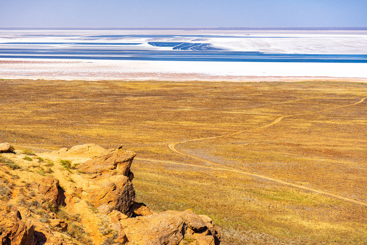Вид на озеро Баскунчак с горы Богдо. Видны выломы соледобычи