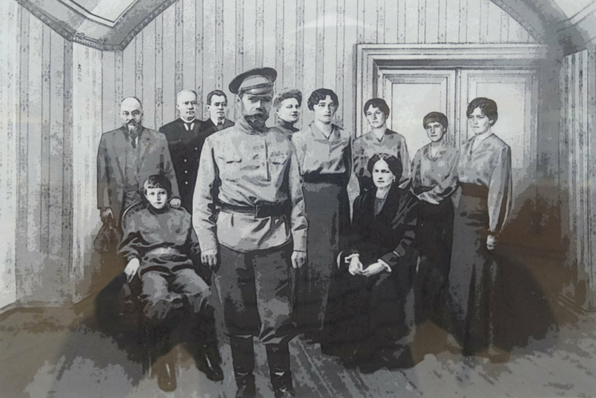 Расстрел царской. Николай 2 с семьей в Ипатьевском доме. Императорская семья Николая 2 перед расстрелом. Николай 2 перед расстрелом. Царская семья Николая 2 перед расстрелом