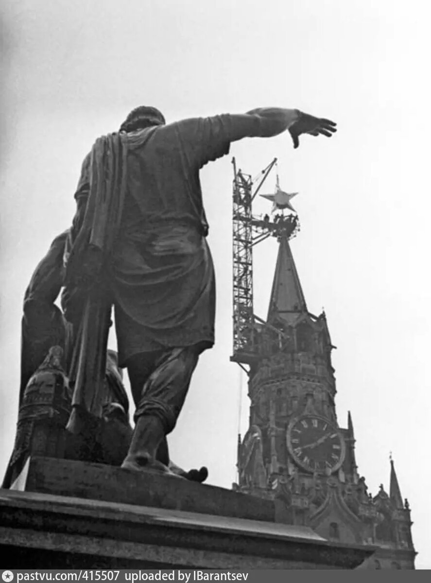 Звезда Спасской башни 1935. Звезды Кремля 1935 года. Звезда на Спасской башне Московского Кремля 1935. Шпиль Спасской башни Московского Кремля.