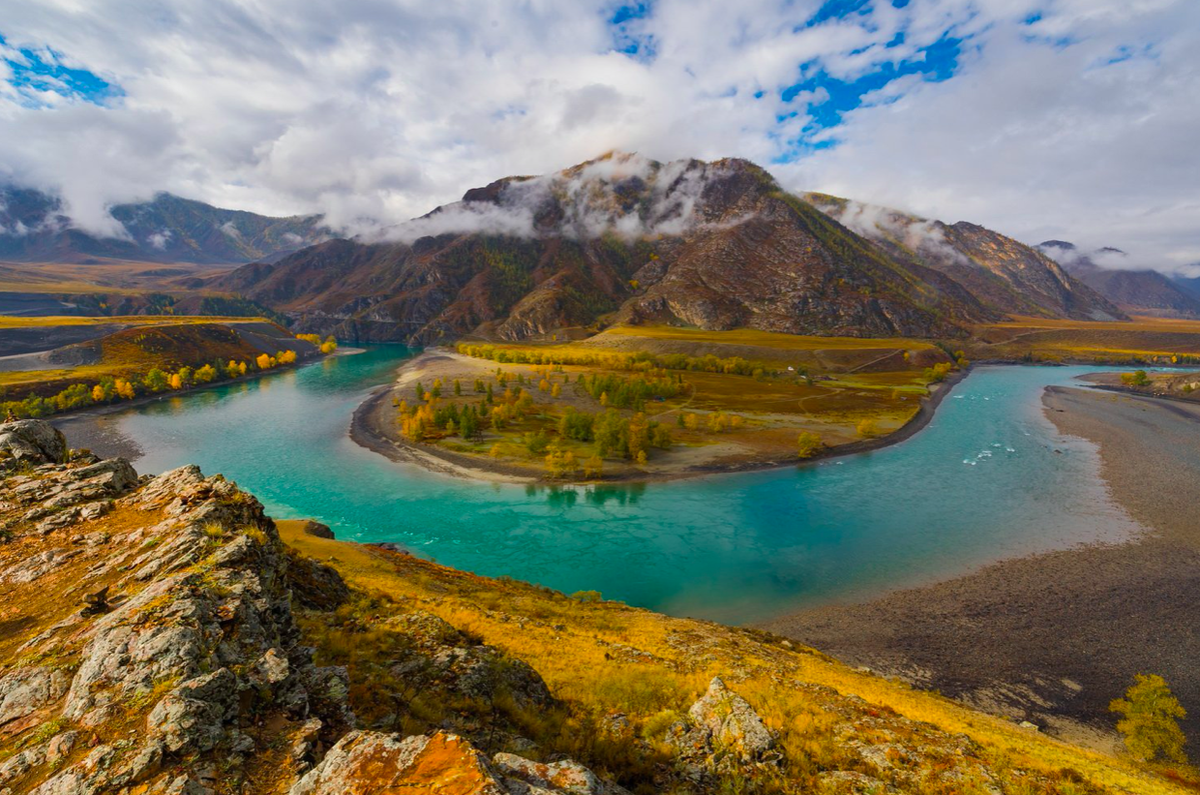 Золотые горы алтая. Горы Алтая Катунь. Фототур Алтай. Горный Алтай Чуя и Катунь. Слияние Чуи и Катуни Алтай.