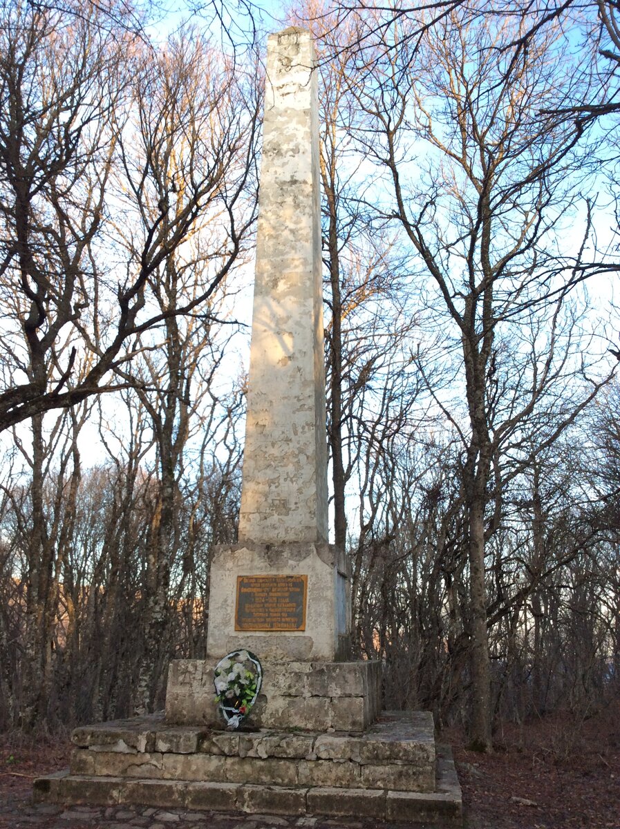 1. Обелиск строителям шоссе Симферополь-Алушта ==>