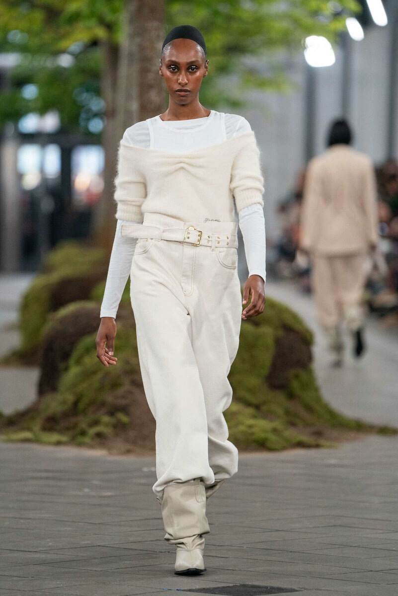    Выбирайте однотонные свитеры с открытыми плечамиLegion-Media