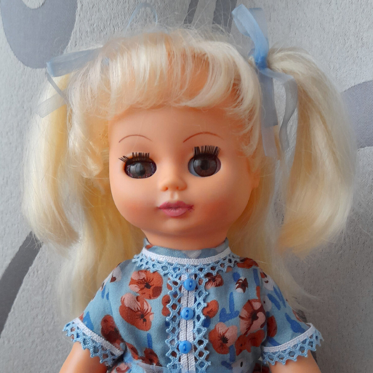 Завязали хвостики, голубыми лентами