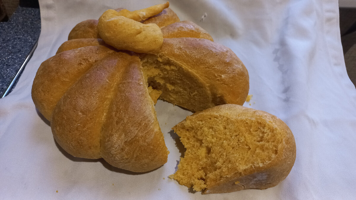 Морковный хлеб-тыква. Фото автора. При искусственном освещении выглядит немного темнее, чем на самом деле 