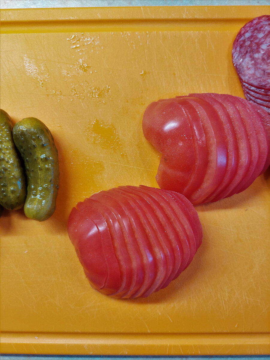 Так режем помидор.