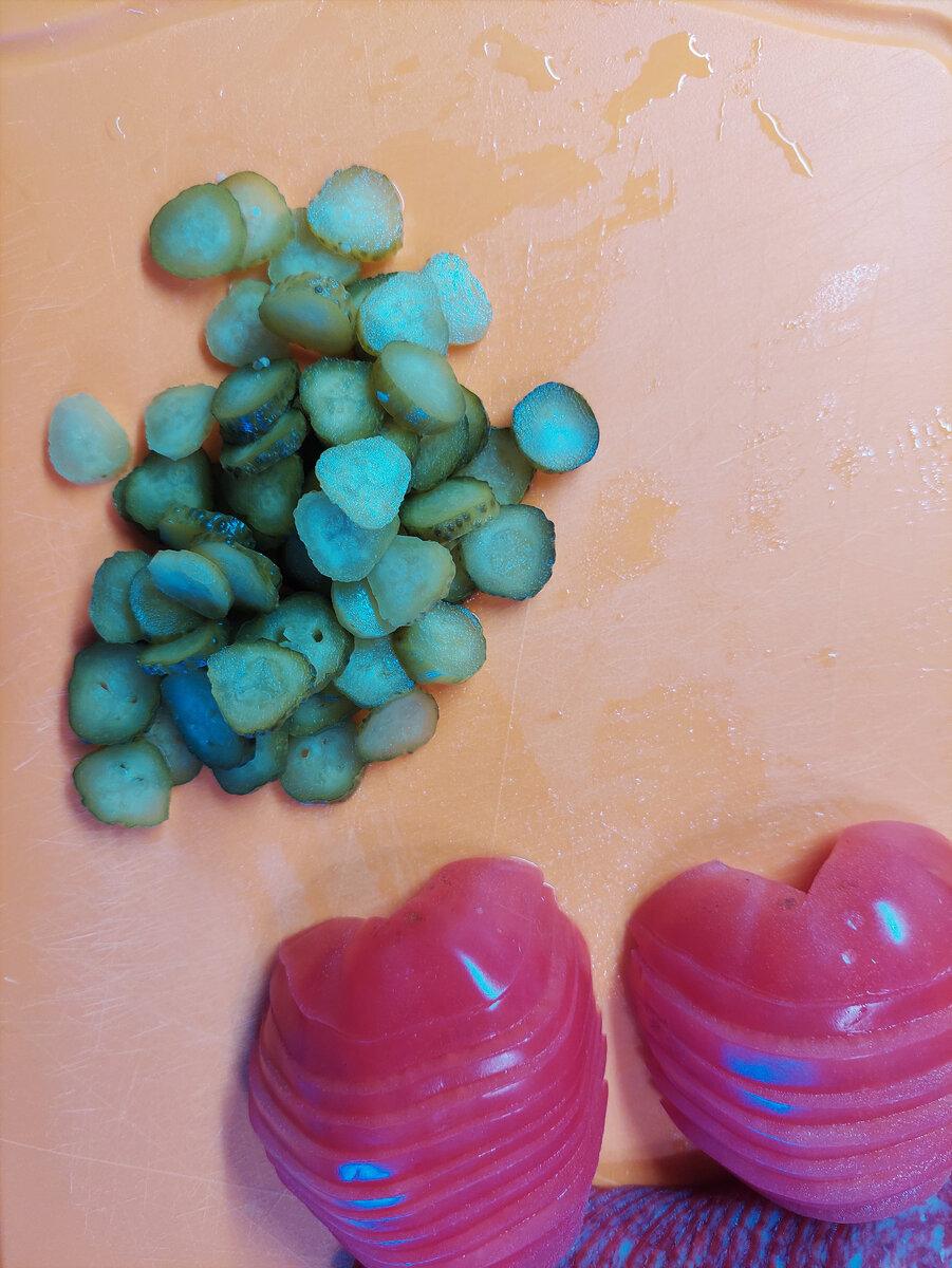 Так режем корнишон.