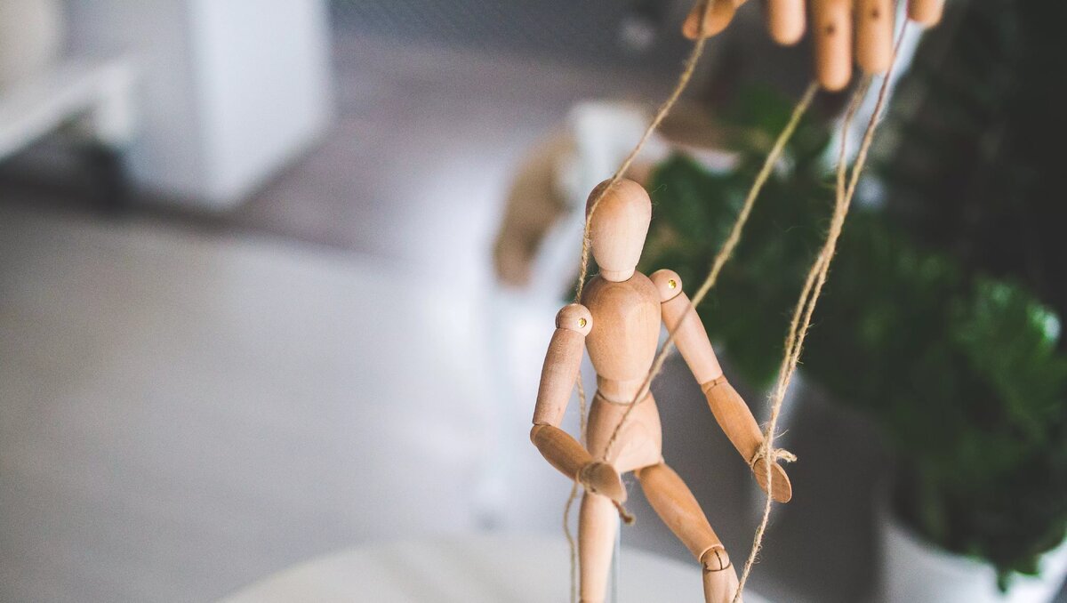     В Ростове-на-Дону создают картотеку на уехавших в другие страны представителей пятой колонны, сообщил креативный директор «Южной службы новостей» Вадим Манукян.