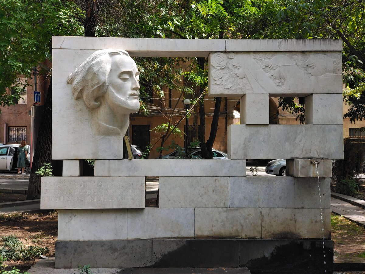 Памятник Саят-Нове в Ереване 