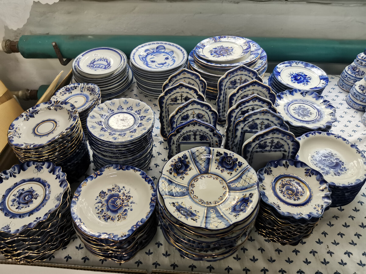 Вот такую красоту можно купить в разных лавках Гжельского куста. Фото автора.