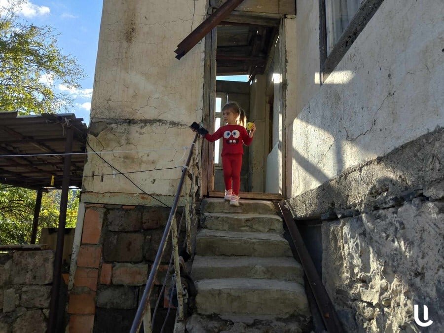 Насильственно перемещенная семья Гаяне Ванесян уже трижды теряла дом: «Мы потеряли отчий дом в Степанакерте в 1993 году, а во время 44-дневной войны потеряли дом в Шуши», — перечисляет Гаяне.-4