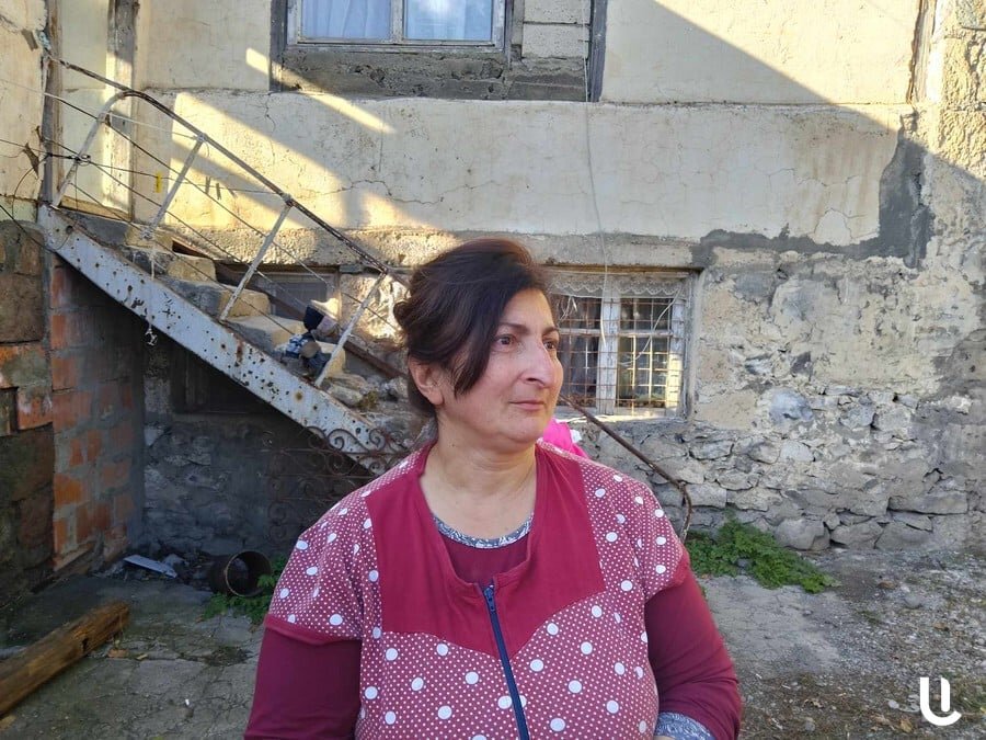 Насильственно перемещенная семья Гаяне Ванесян уже трижды теряла дом: «Мы потеряли отчий дом в Степанакерте в 1993 году, а во время 44-дневной войны потеряли дом в Шуши», — перечисляет Гаяне.-6