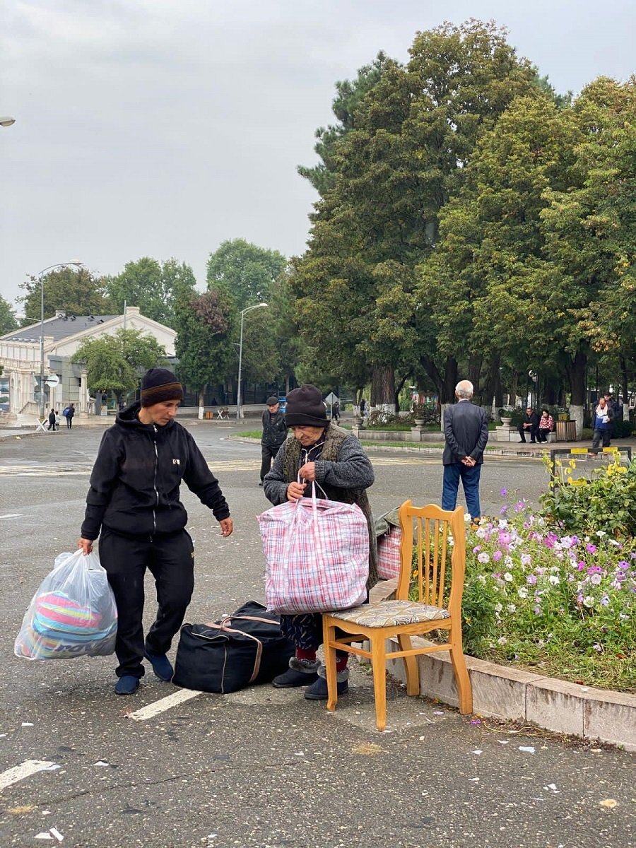 Насильственно перемещенная семья Гаяне Ванесян уже трижды теряла дом: «Мы потеряли отчий дом в Степанакерте в 1993 году, а во время 44-дневной войны потеряли дом в Шуши», — перечисляет Гаяне.-8