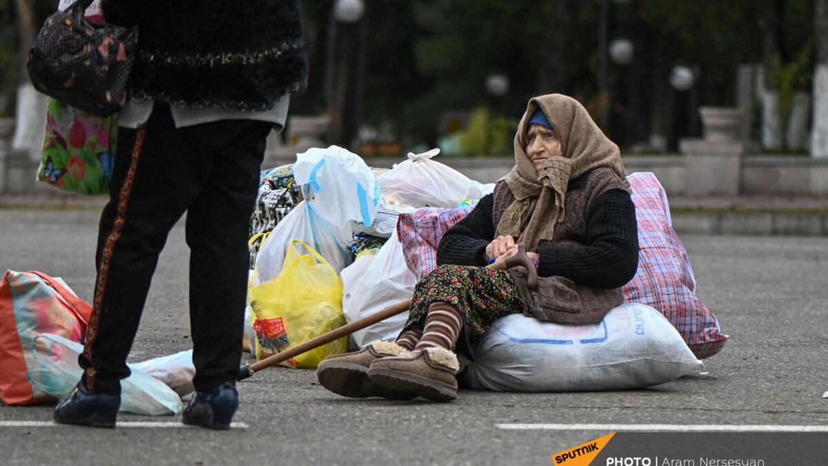 Насильственно перемещенная семья Гаяне Ванесян уже трижды теряла дом: «Мы потеряли отчий дом в Степанакерте в 1993 году, а во время 44-дневной войны потеряли дом в Шуши», — перечисляет Гаяне.-14