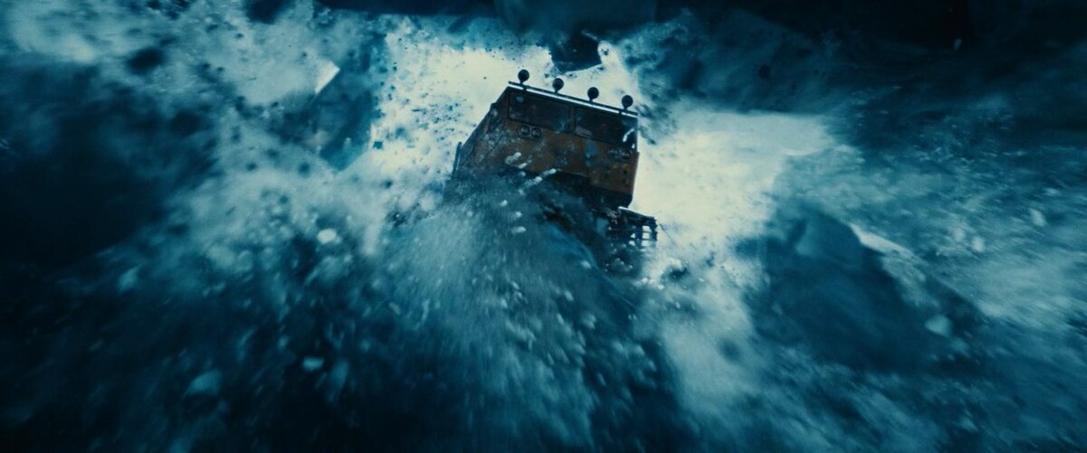 Вот что действительно сбивает настрой - так это вот такие дурацкие, а самое главное - ненужные сцены. Можно было не показывать момент обнаружения. А можно было показать, но те так глупо, ещё и с обилием графики. 