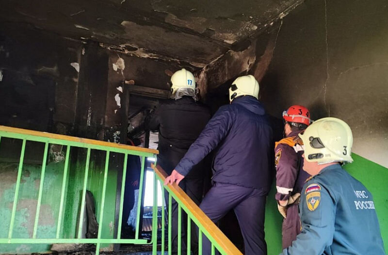    У выгоревшей квартиры (фото: пресс-служба администрации Волгоградской области)