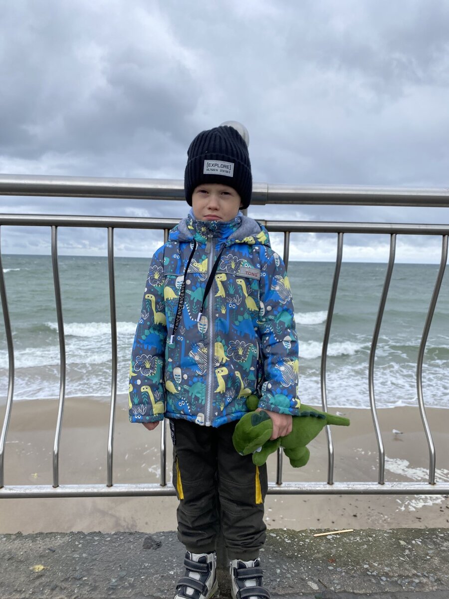 А здесь не довольный