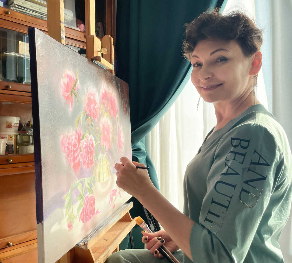 На фото к посту я, пишу новый натюрморт и как раз слушаю очередную лекцию...