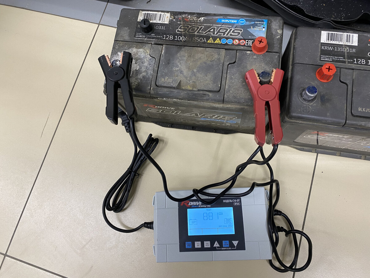 Левый АКБ показывает 100% емкость