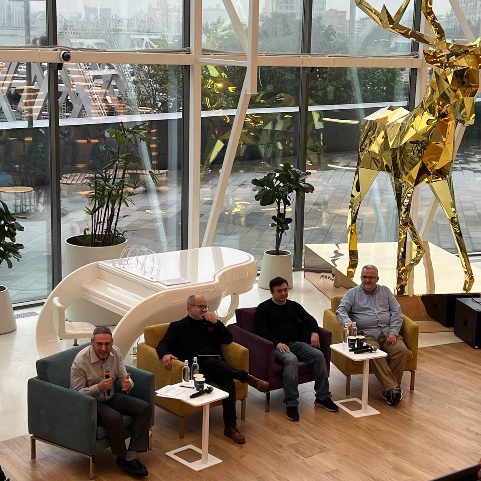 Слева направо: Леонид Клейн; Альберт Ефимов, инженер, ученый, вице-президент, директор управления исследований и инноваций блока «Технологии» Сбера; Николай Трябин, библиотекарь, кинокритик и исследователь истории научной фантастики; Юрий Сапрыкин, журналист, литератор, философ.