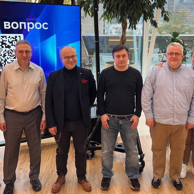 Слева направо: Леонид Клейн; Альберт Ефимов, инженер, ученый, вице-президент, директор управления исследований и инноваций блока «Технологии» Сбера; Николай Трябин, библиотекарь, кинокритик и исследователь истории научной фантастики; Юрий Сапрыкин, журналист, литератор, философ.