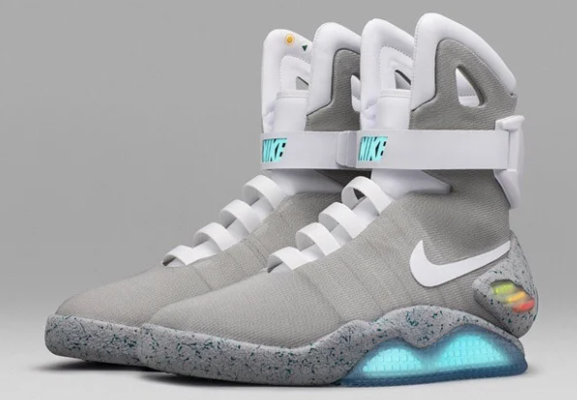 2 место – Nike MAG Back to the Future (2016)Дополненная версия модели 2011 года, выпущенная уже самозашнуровывающейся и с горящими вставками на липучке и изгибах подошвы. Оригинальное сочетание качественного пластика, резины и эластичной сетки позволило сделать эти кроссы наиболее приближёнными к джорджлукасовским Аир Магам в фильме «Назад в будущее 2».Мы используем ваши ответы, чтобы подбирать для вас подходящую рекламуЦена от 24 600 $.