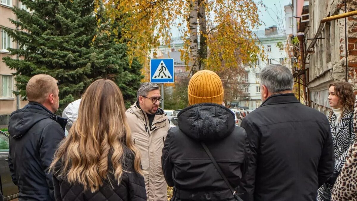    АНО «АСИРИС» составлен ситуационный план имущественного комплекса улицы Грузинской в Нижнем Новгороде. Сегодня специалисты вместе со студентами ННГАСУ посмотрели отправные точки будущей совместной работы. Об этом рассказал руководитель организации Илья Лагутин в своем Telegram-канале.