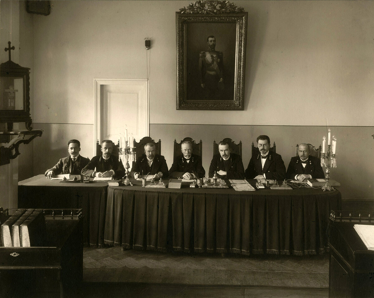 Президиум Самарского окружного суда в малом зале. 1890 год. Источник https://museum-sud.ru/pravosudie-samarskoj-gubernii-1851-1917-gg/