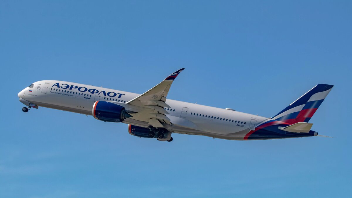     Самолет из Таиланда не смог приземлиться в Красноярске из-за ветра. Он должен был прилететь в 20:40.