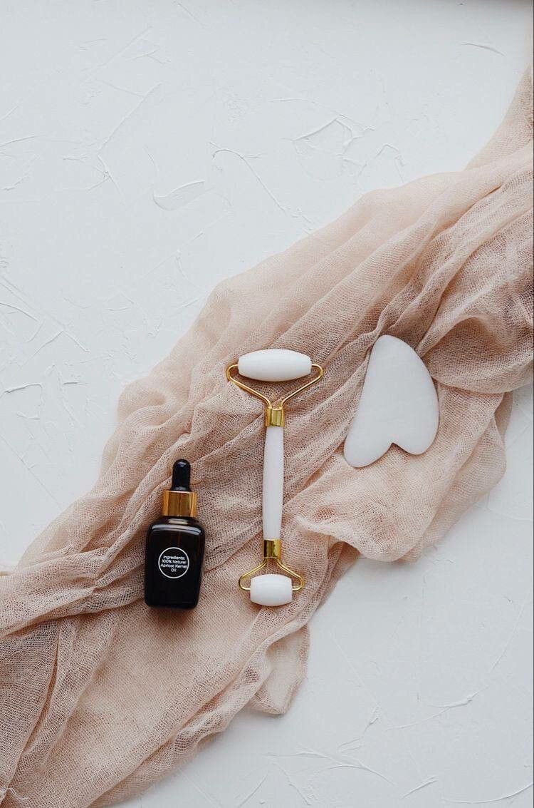 Специальное масло для массажа лица и ролик/скребок из натурального камня, также прекрасно помогает держать мышцы лица в тонусе 