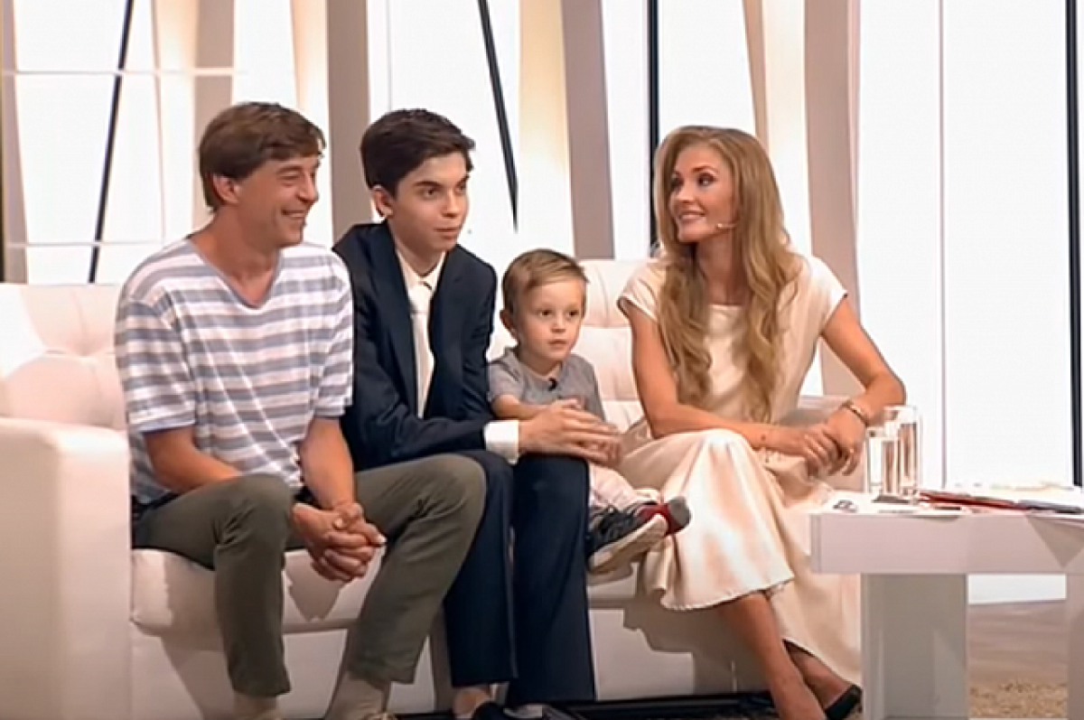    Ведущую шоу «ДНК» актрису Анну Казючиц со скандалом выгнали из спектакля