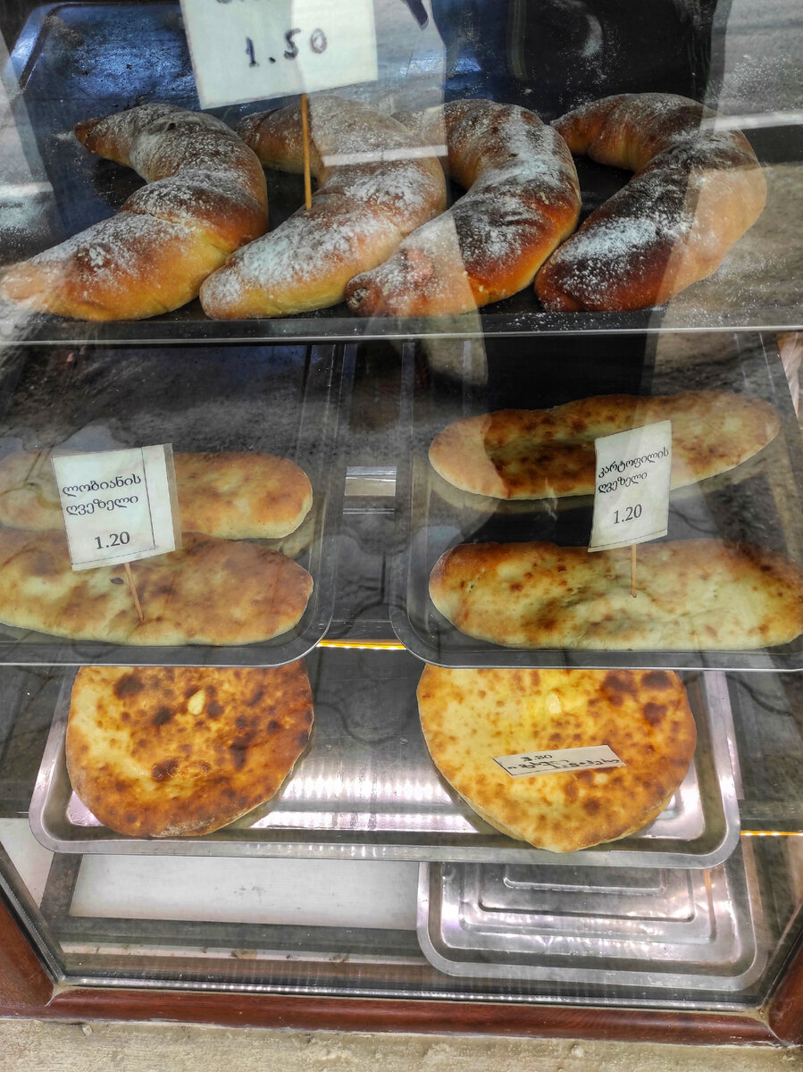 В Грузии любят выпечку, её много и она везде