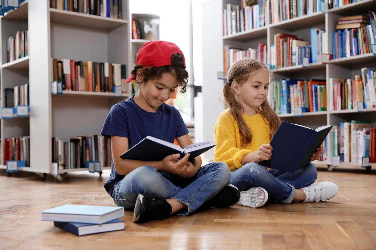 Read events. Дети читают книги в библиотеке. Ребенок ставит книги