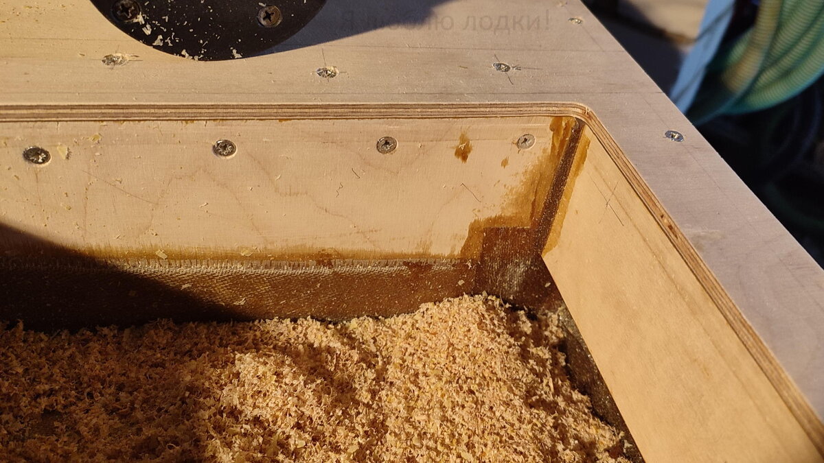 Угол с фаской, заполненной эпоксидной шпатлевкой