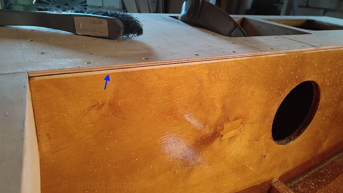 Палуба и переборка ахтерпика сходятся под углом 85 градусов, и обгонная фреза заодно сняла слой эпоксидной смолы (галерея фото)