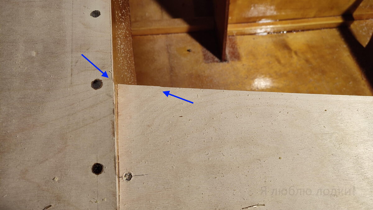 Стык палубы левого борта и бака. В этот угол фрезой не подлезть, видны ступеньки, где я остановил фрезерование. Пришлось подрезать выступы палубы стамеской 